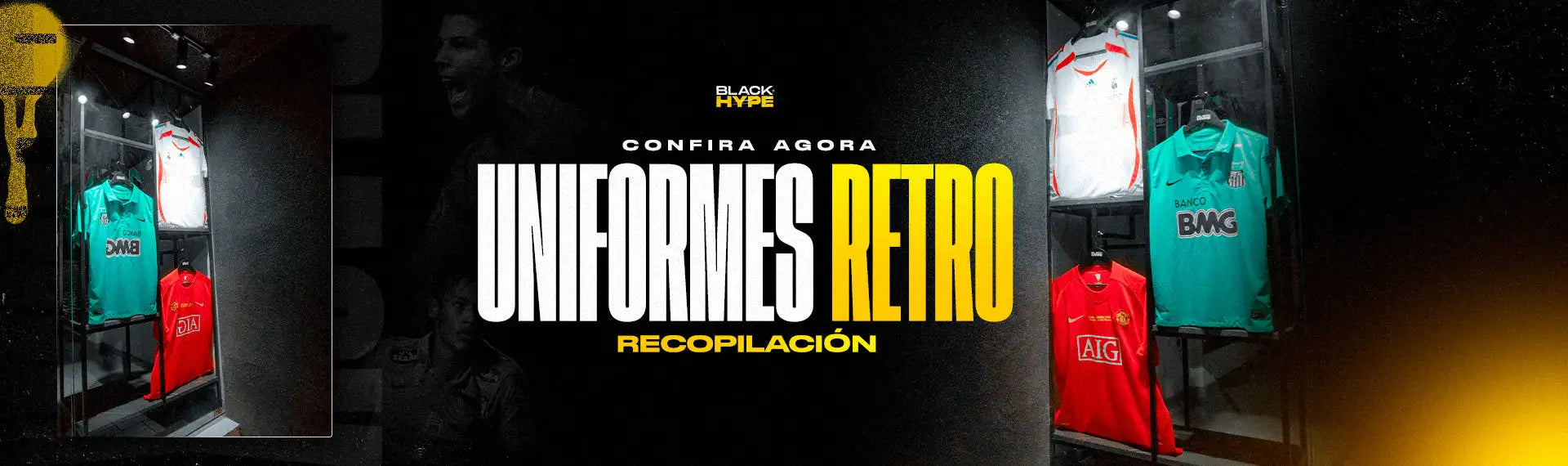 Camisetas de fútbol retro exhibidas en vitrinas de vidrio, con colores vibrantes en turquesa y rojo con acentos blancos contrastantes.