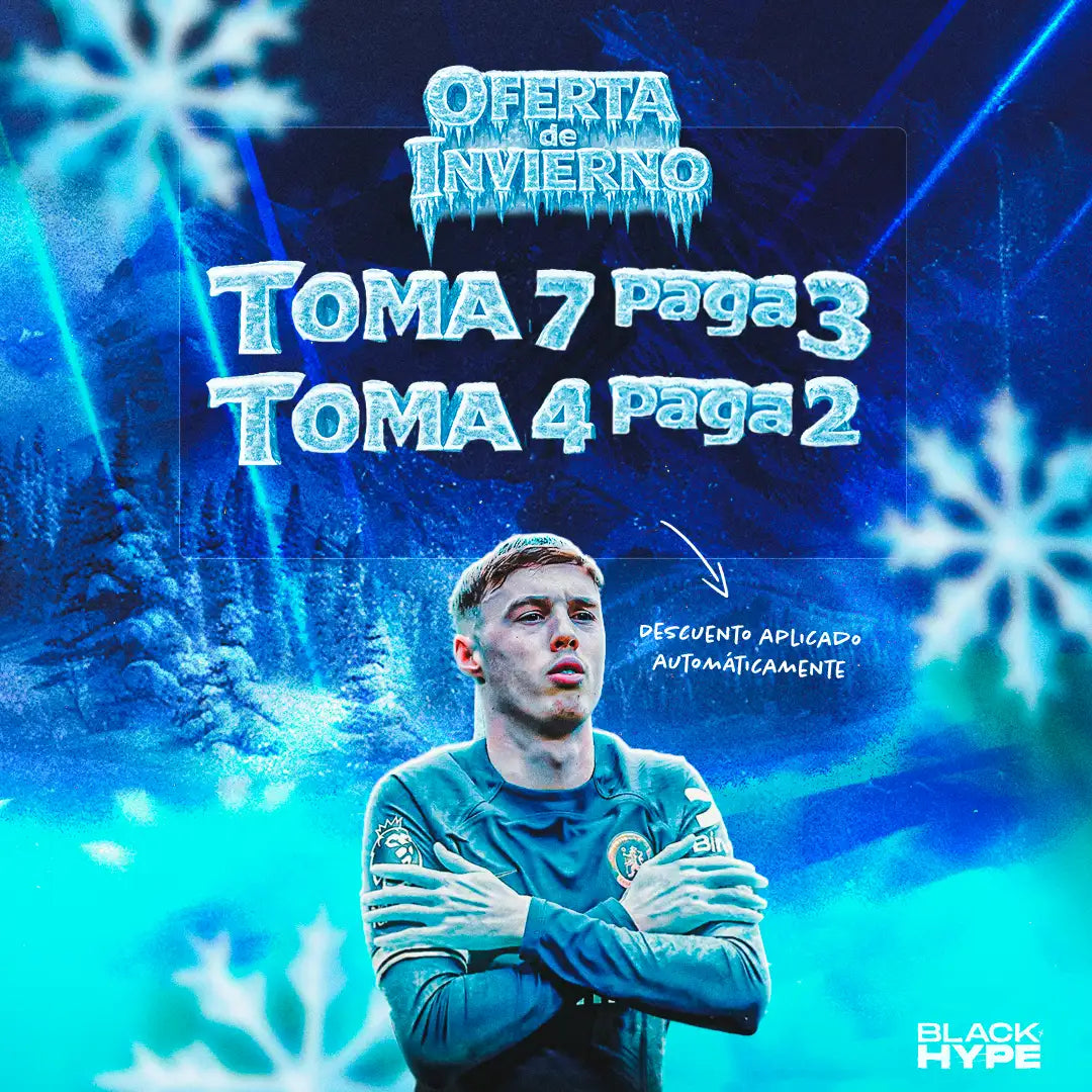 Un joven con una camiseta deportiva de manga larga verde oscuro con un escudo bordado en el pecho izquierdo y la manga, de pie contra un fondo temático de invierno azul helado.